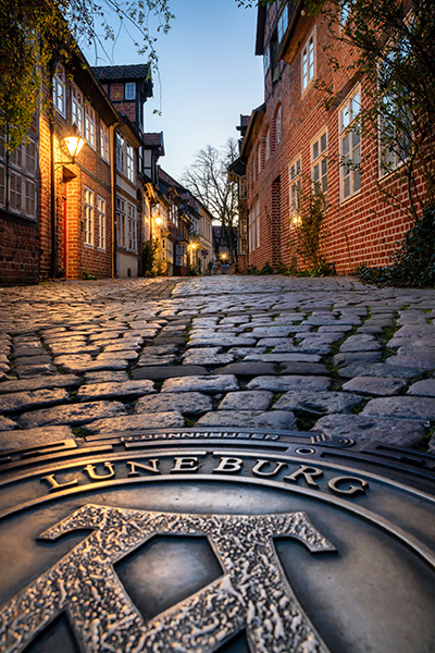 Lüneburger Gasse - Bild auf Leinwand, Acrylglas oder als Poster