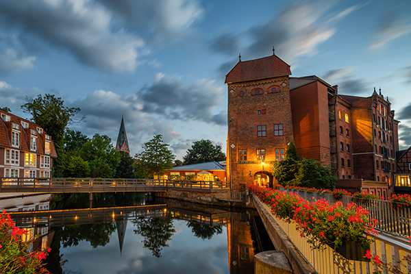 Lüneburg - Abtsmühle zur blauen Stunde - Bild auf Leinwand, Acrylglas oder als Poster