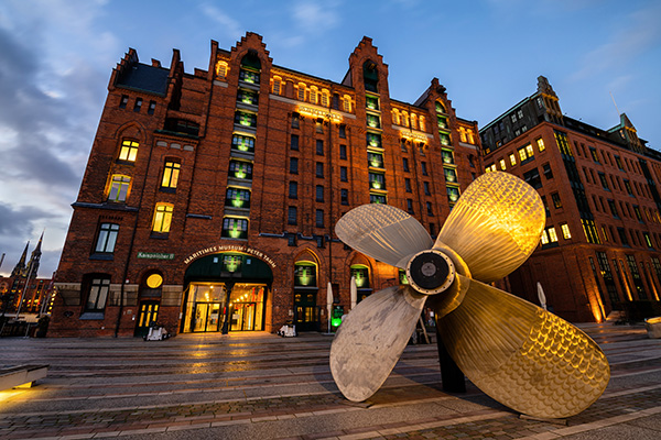 Schiffsschraube am Maritimen Museum - Hafencity Bild auf Leinwand, Acrylglas, Akustikbild oder als Poster