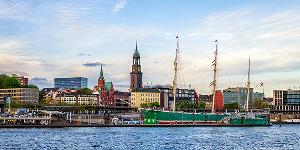 Blick über die Elbe auf den Michel und die Rickmer Rickmers - Hamburgbild auf Leinwand, Acrylglas, Akustikbild oder als Poster
