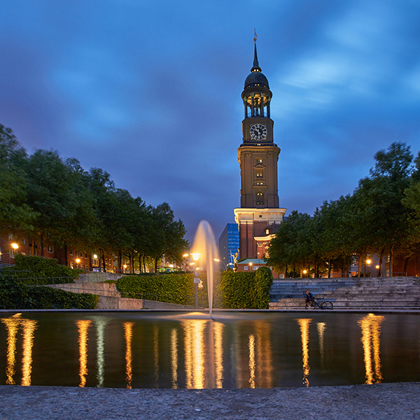 Michel mit Brunnen - Hamburg Bild auf Leinwand, Acrylglas, Akustikbild oder als Poster