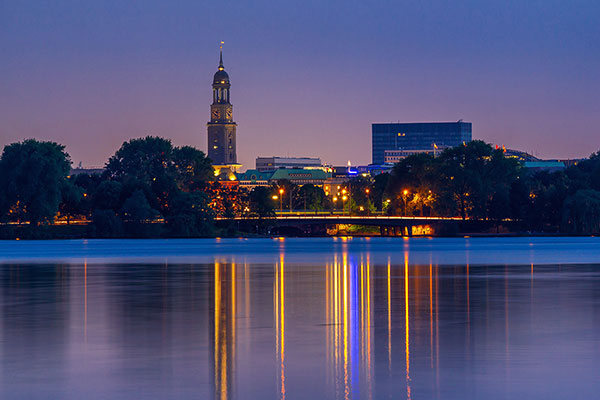 Blick über die Außenalster auf den Michel bei Nacht - Hamburg Bild auf Leinwand