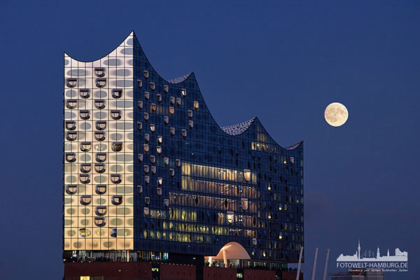 Mond und Elbphilharmonie - Hamburg Bild auf Leinwand 