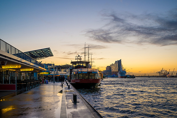 Morgenlicht an den Landungsbrücken - Hamburg Wandbild auf Leinwand, Acrylglas, Akustikbild oder als Poster