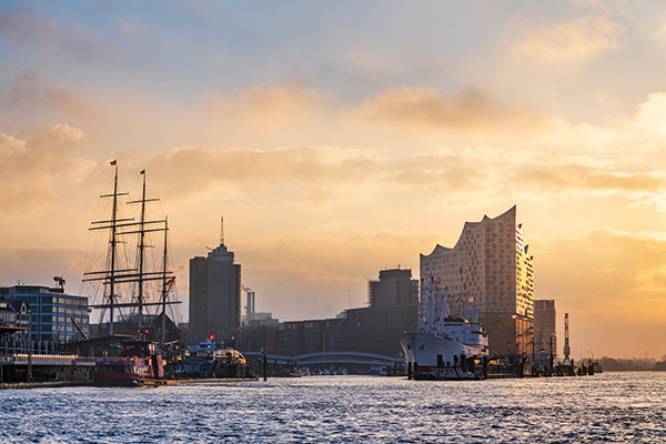Morgenstimmung im Hamburger Hafen - Hamburg Wandbild von der Elbphilharmonie und der Cap San Diego auf Leinwand, Acrylglas, Akustikbild oder als Poster