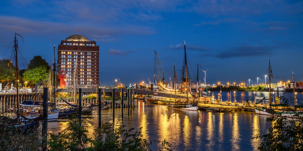 Blaue Stunde im Museumshafen - Hamburger Hafen Wandbild auf Leinwand, Acrylglas, Akustikbild oder als Poster