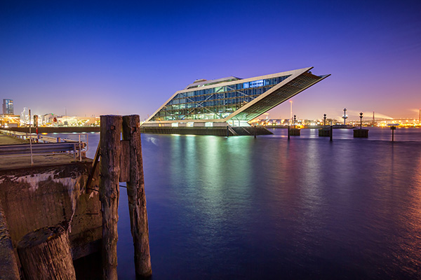 Dockland bei Nacht - Hamburger Hafen Bild auf Leinwand, Acrylglas, Akustikbild oder als Poster