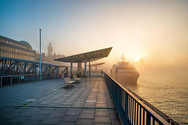 Morgennebel an den Landungsbrücken - Hamburg Bild auf Leinwand, Acrylglas oder als Poster