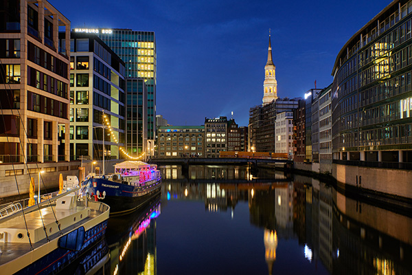 Blaue Stunde am Nikolaifleet - Hamburg Bild auf Leinwand, Acrylglas oder als Poster