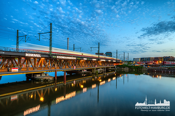 Blaue Stunde an der Oberhafenbrücke - Hamburg Hafencity Bild auf Leinwand, Acrylglas oder als Poster