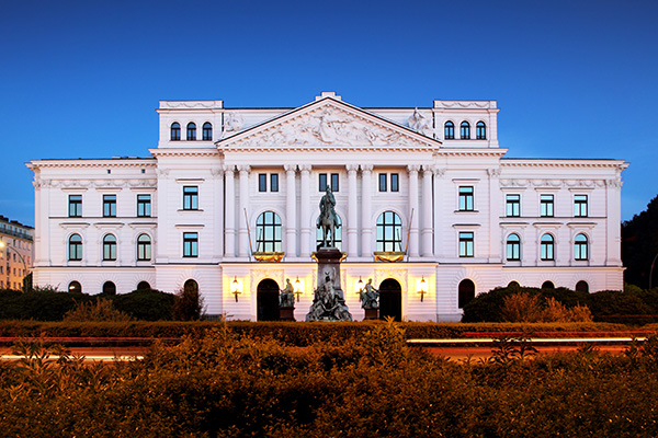 Hamburg Architektur Bild auf Leinwand - Rathaus Altona
