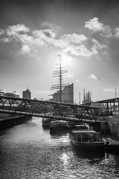 Morgenlicht - Hamburger Hafen Bild auf Leinwand, Acrylglas oder als Poster