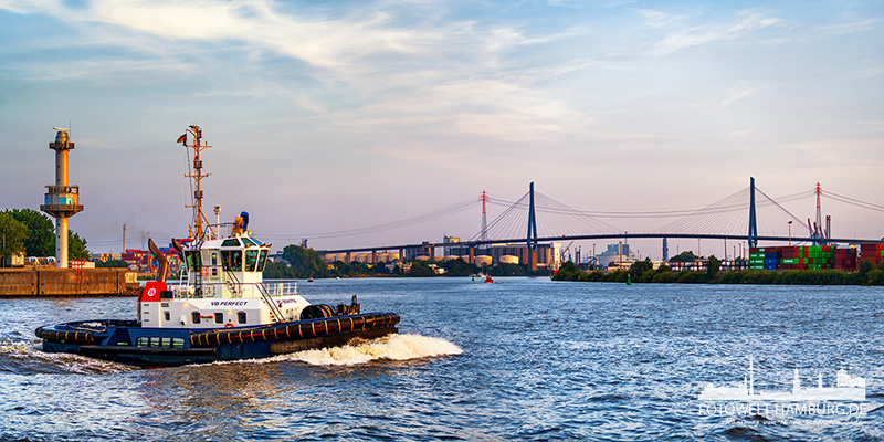 Schlepper und Köhlbrandbrücke - Hamburger Hafen Bild auf Leinwand, Acrylglas, Akustikbild oder als Poster