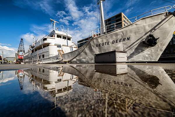 Seute Deern im Sandtorhafen - Hamburg Hafencity Fotografie auf Leinwand, Acrylglas, Akustikbild oder als Poster