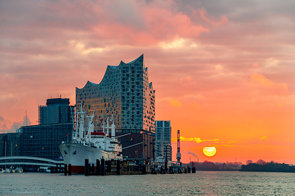 Sonnenaufgang hinter der Elbphilharmonie - Hamburg Wandbild von der Elbphilharmonie und der Cap San Diego auf Leinwand, Acrylglas, Akustikbild oder als Poster