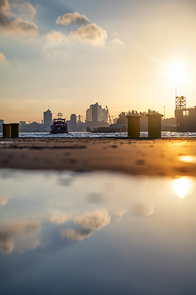 Morgenlicht im Hafen - Hamburg Bild auf Leinwand, Acrylglas, Akustikbild oder als Poster