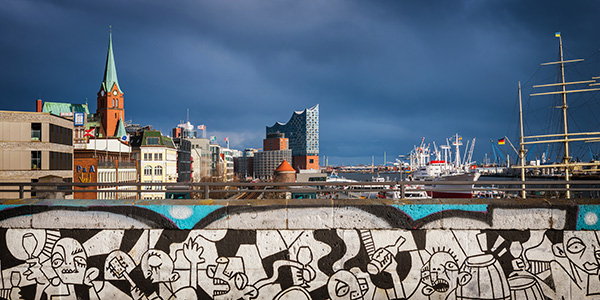 Nach dem Regen - Hamburg Wandbild von der Elbphilharmonie und der Cap San Diego auf Leinwand, Acrylglas, Akustikbild oder als Poster