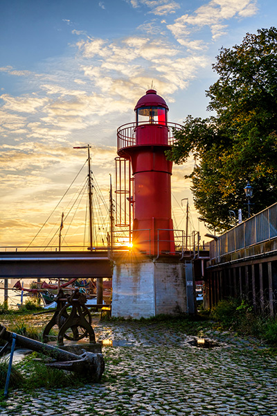 Sonnenuntergang am Leuchtturm von Övelgönne - Hamburg Wandbild auf Leinwand, Acrylglas oder als Poster