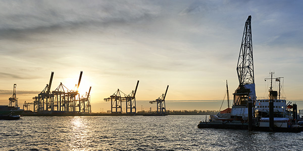 Sonnenuntergang hinter dem Burchardkai - Hamburgbild auf Leinwand, Acrylglas oder als Poster