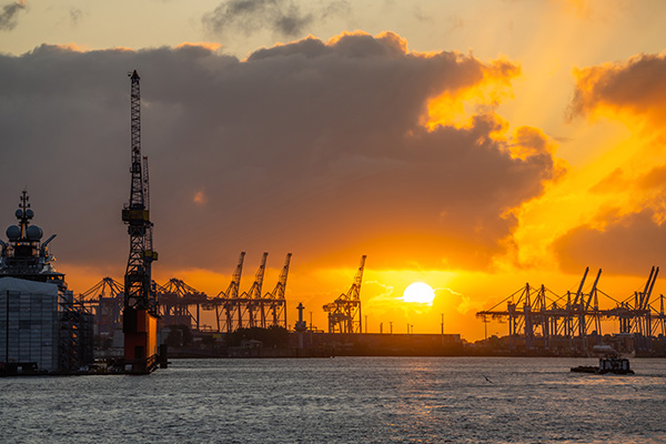 Setting Sun II - Hamburger Hafen Bild auf Leinwand, Acrylglas oder als Poster