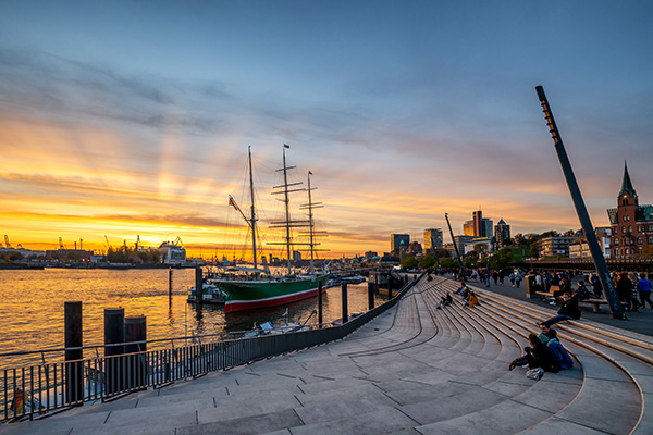 Sonnenuntergang am Hafen - Landungsbrücken Wandbild auf Leinwand, Acrylglas, Akustikbild oder als Poster