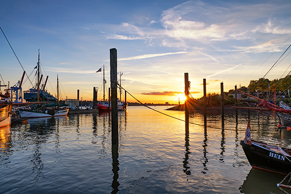 Abend in Övelgönne - Sonnenuntergang im Museumshafen, Bild auf Leinwand, Acrylglas oder als Poster
