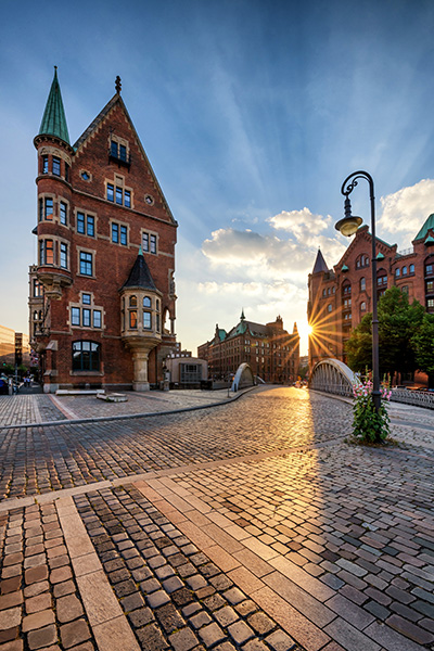 Abend am St. Annenplatz - Hamburg Speicherstadt Bild auf Leinwand, Acrylglas oder als Poster