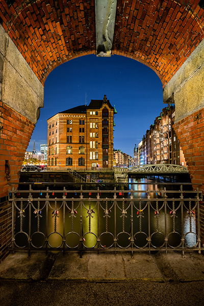 Speicherstadt Ausblick bei Nacht - Abstraktes Hamburg Wandbild auf Leinwand, Acrylglas oder als Poster