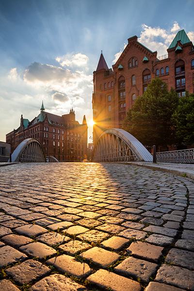 Abend in der Speicherstadt - Hamburgbild auf Leinwand, Acrylglas oder als Poster