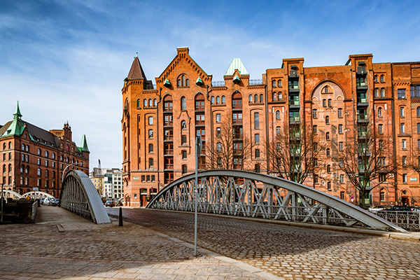 Speicherstadt Hamburg - Hamburg bei Tag mit blauem Himmel Wandbild auf Leinwand, Acrylglas, Akustikbild oder als Poster