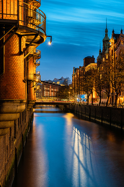 Blaue Stunde in der Speicherstadt - Hamburg Wandbild auf Leinwand, Acrylglas, Akustikbild oder als Poster