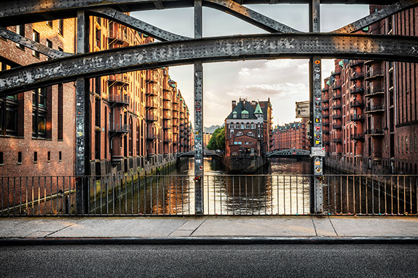 An der Poggenmühlen-Brücke - Hamburg Speicherstadt Bild auf Leinwand, Acrylglas oder als Poster