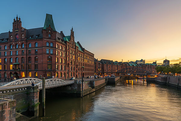Speicherstadt und Elbphilharmonie im Abendlicht - Hamburg Foto auf Leinwand, Acrylglas oder als Poster