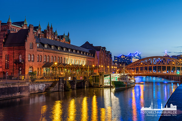 Blaue Stunde an der Speicherstadt - Hamburg Bild auf Leinwand, Acrylglas oder als Poster
