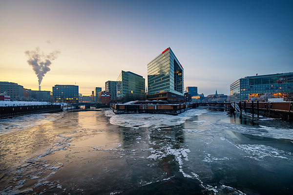 Spiegelgebäude im Winter - Hamburg Bild als hochwertiger Druck auf Leinwand, Acrylglas oder als Poster