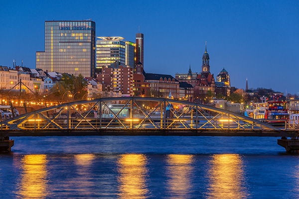 St. Pauli Skyline und Michel - Hamburger Hafen Wandbild auf Leinwand, Acrylglas, Akustikbild oder als Poster