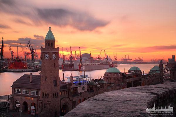 Hamburger Hafen Bild auf Leinwand - Sonnenuntergang an den Landungsbrücken
