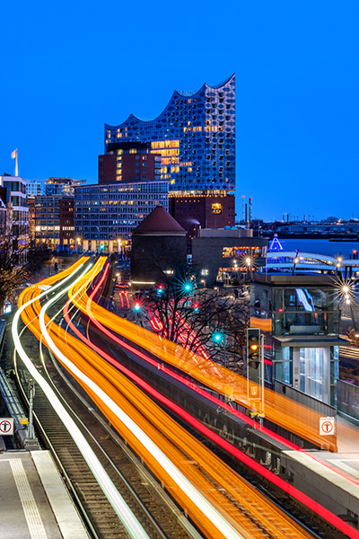 U-Bahn Lichter - Hamburg Elbphilharmonie Bild auf Leinwand, Acrylglas oder als Poster