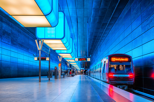 U-Bahn im blauen Licht - Hamburgbild auf Leinwand, Acrylglas oder als Poster