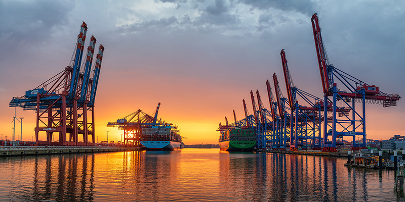 Waltershofer Hafen im Abendrot - Hamburger Hafen Bild auf Leinwand, Acrylglas oder als Poster