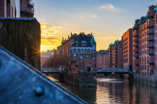 Wasserschloss Sonnenstrahl - Hamburg Speicherstadt Wandbild auf Leinwand, Acrylglas, Akustikbild oder als Poster