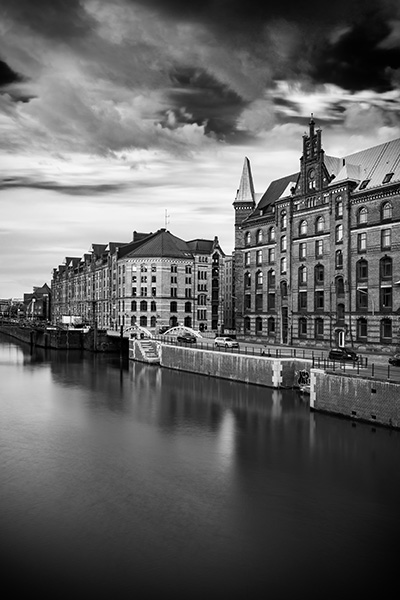 Am Zollkanal - Hamburg Wandbild in schwarzweiß auf Leinwand, Acrylglas, Akustikbild oder als Poster